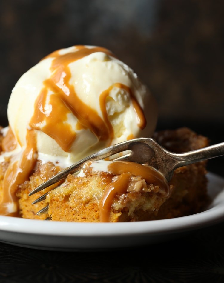 ¡Aproveche los sabores de la temporada con las mejores recetas de calabaza para el otoño! Desde pasteles de calabaza fáciles, galletas, pan de calabaza y más. Un tenedor clavado en una rebanada de pastel de calabaza con una bola de helado y salsa de caramelo.