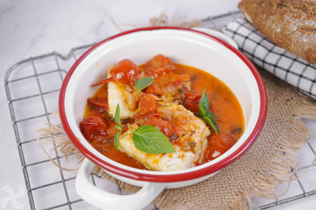 Bacalao con tomatitos y vino blanco