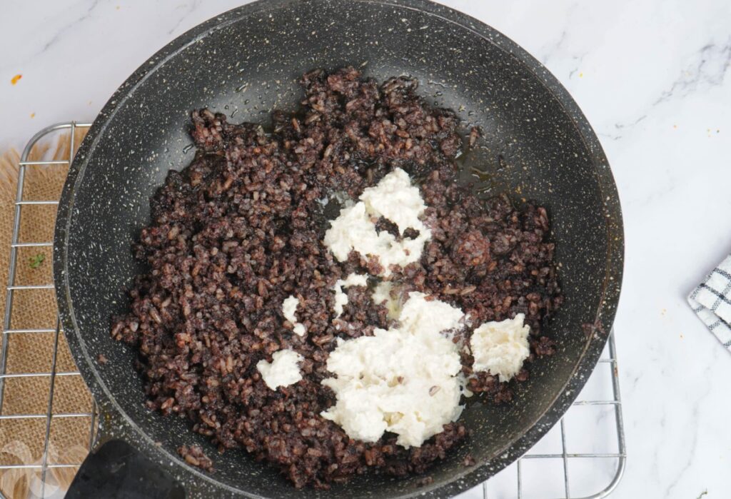 Bollos de pan rellenos de revuelto de morcilla