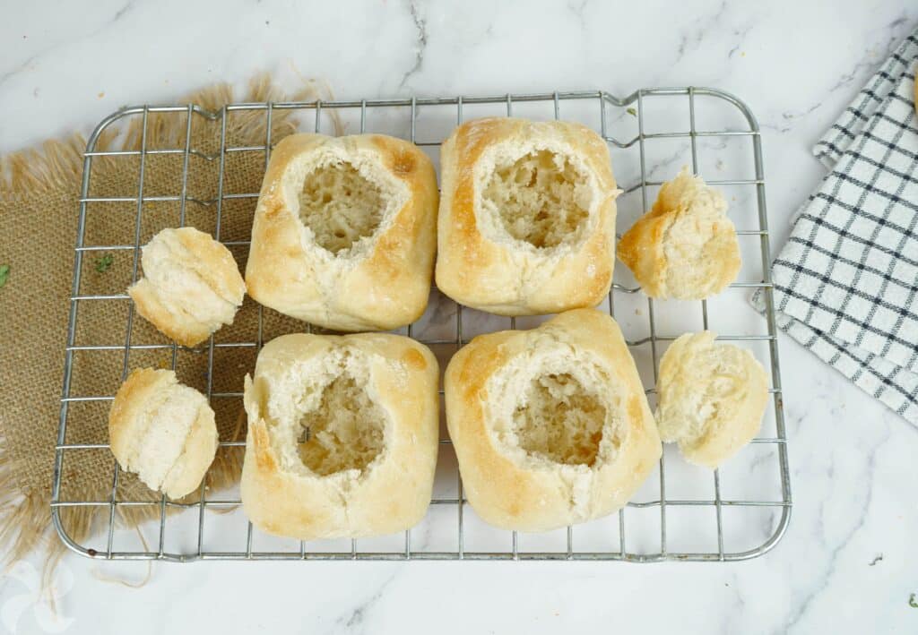 Bollos de pan rellenos de revuelto de morcilla