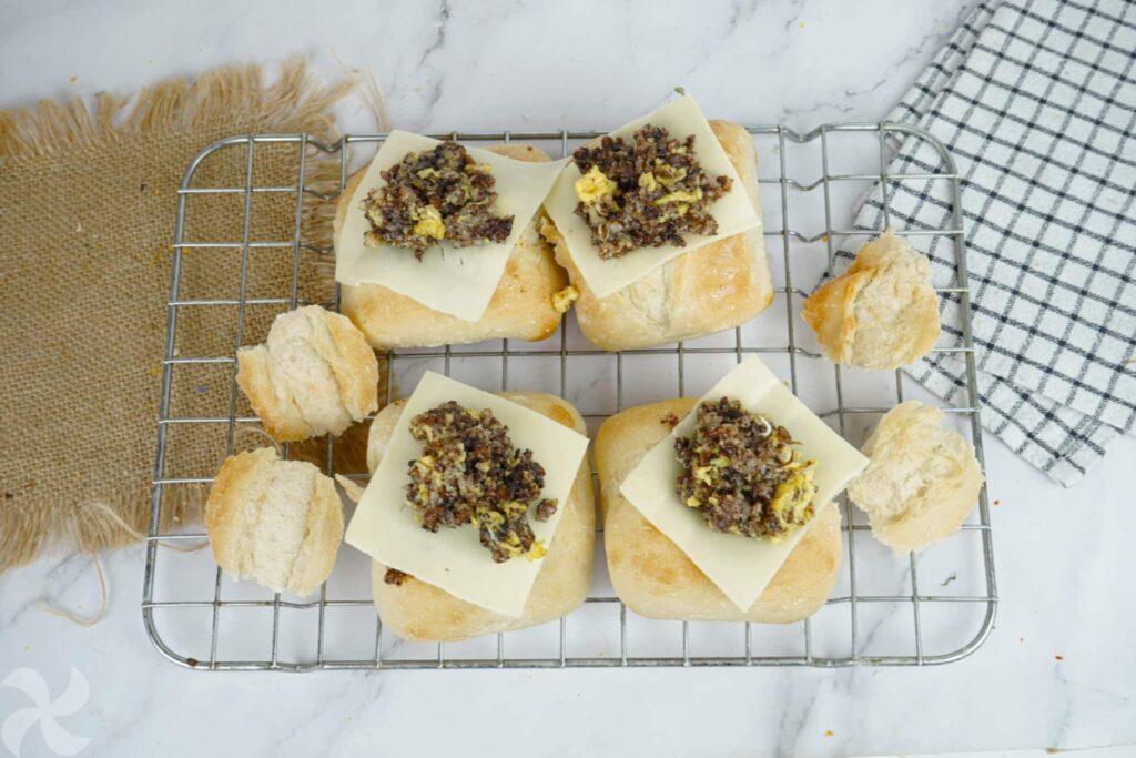 Bollos de pan rellenos de revuelto de morcilla