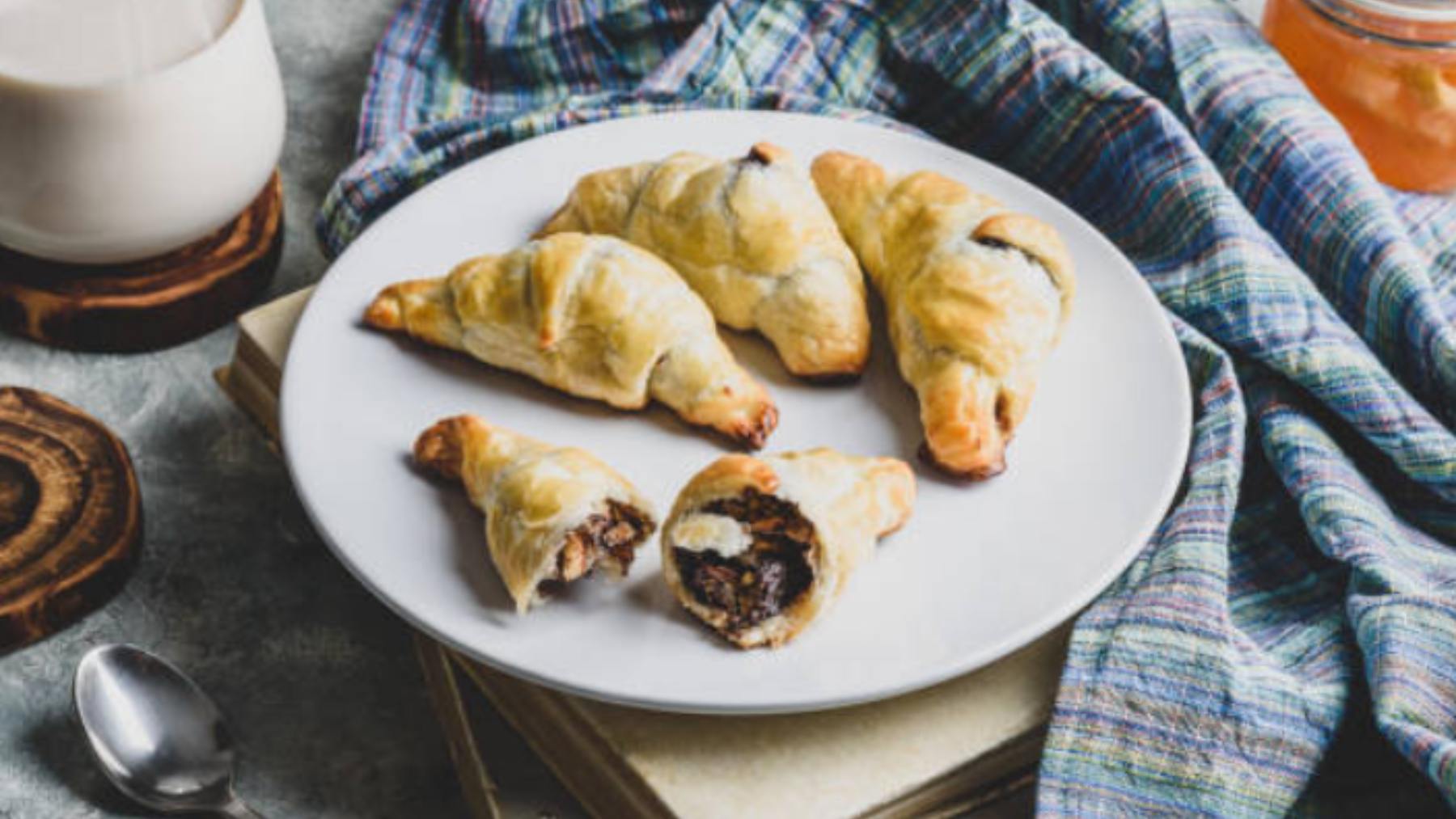 Croissants rellenos de almendra y chocolate receta casera recetástico