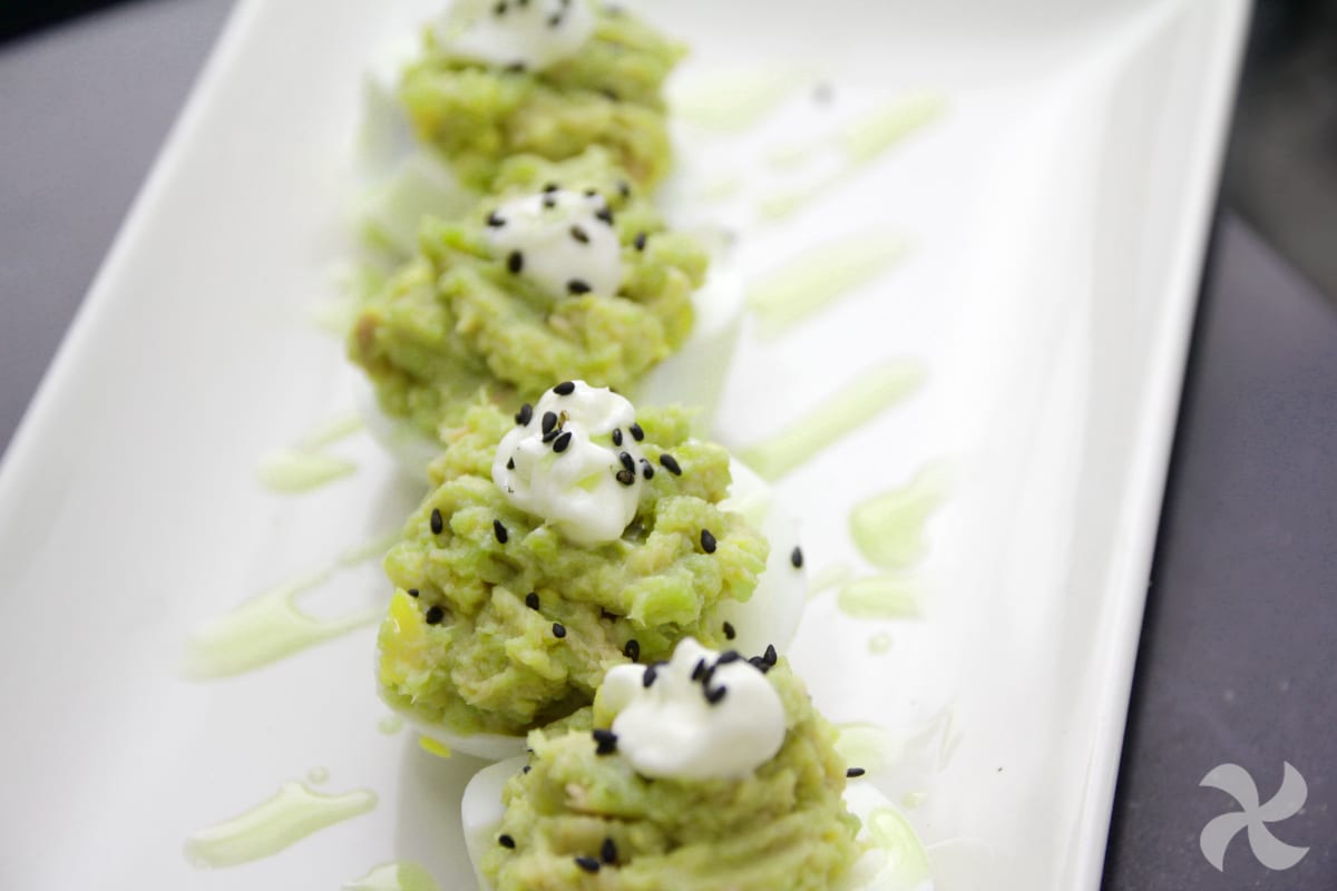 Huevos rellenos de guacamole