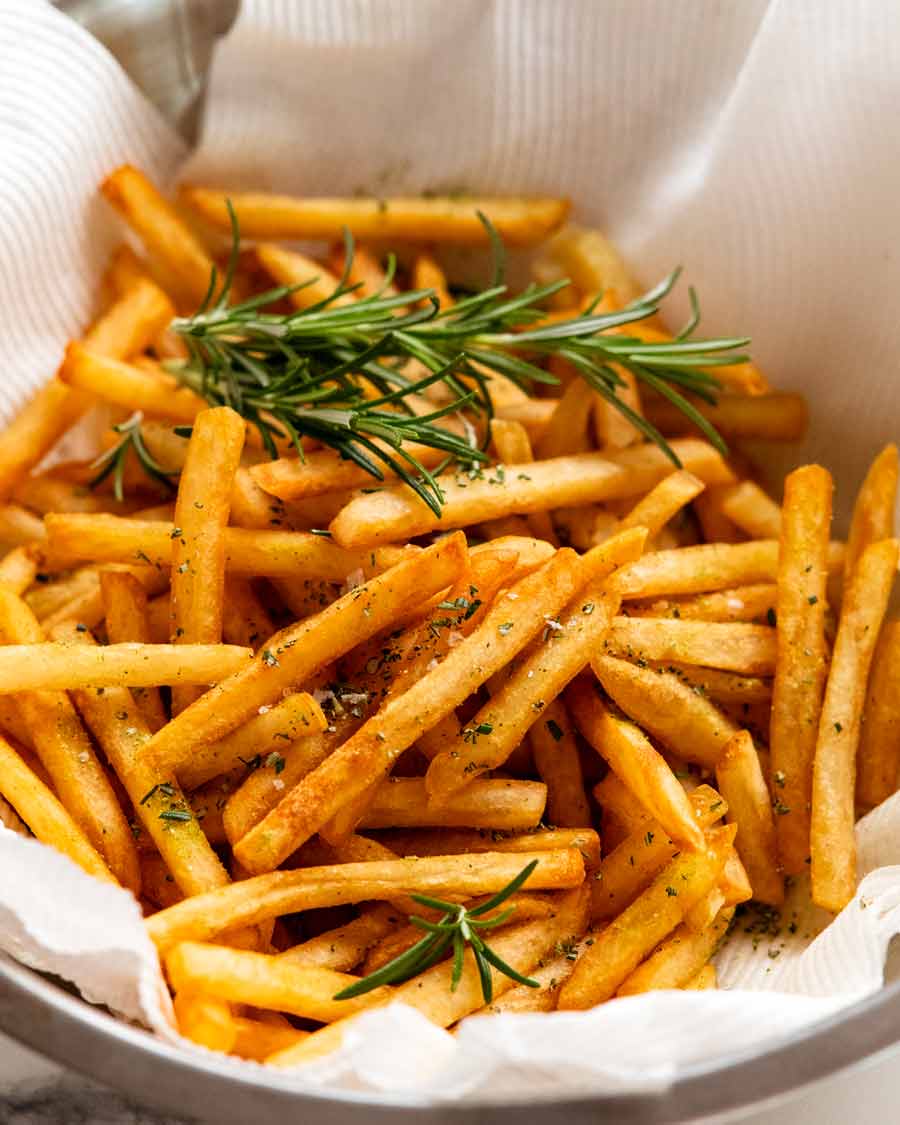 Tazón de papas fritas recién hechas con sal de romero
