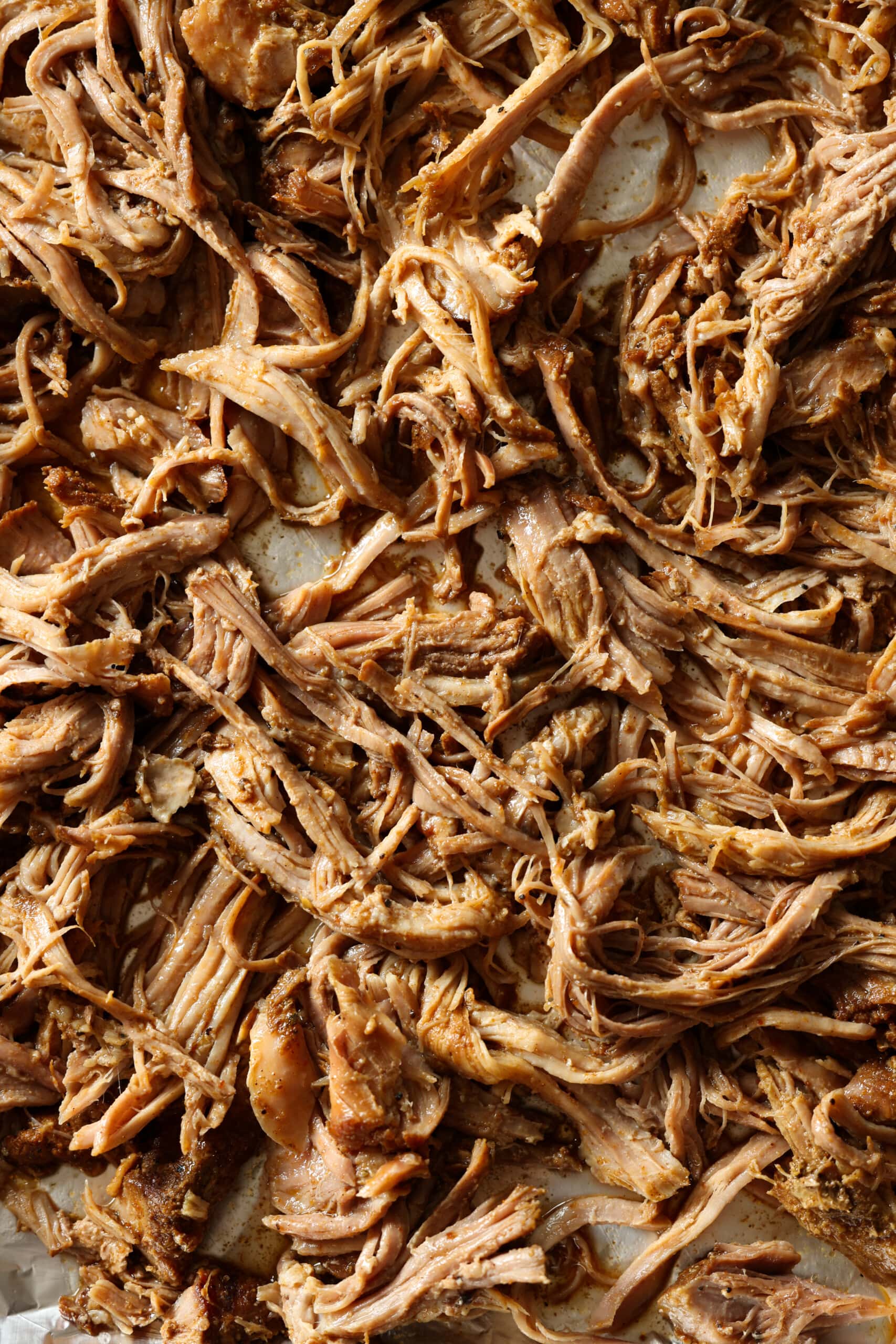 Carnitas de cerdo crujientes en una bandeja para hornear