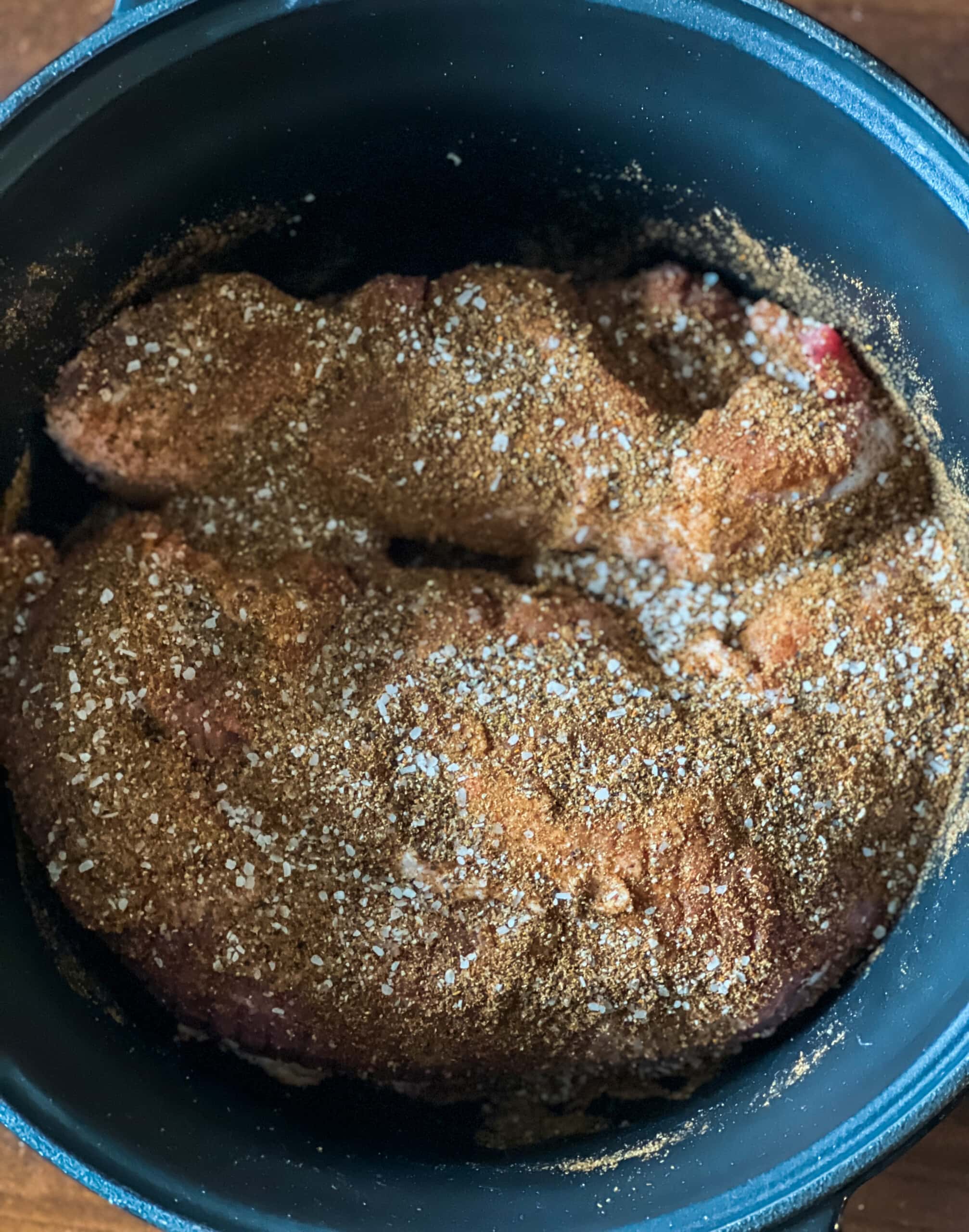 lomo de cerdo sazonado en una olla de cocción lenta