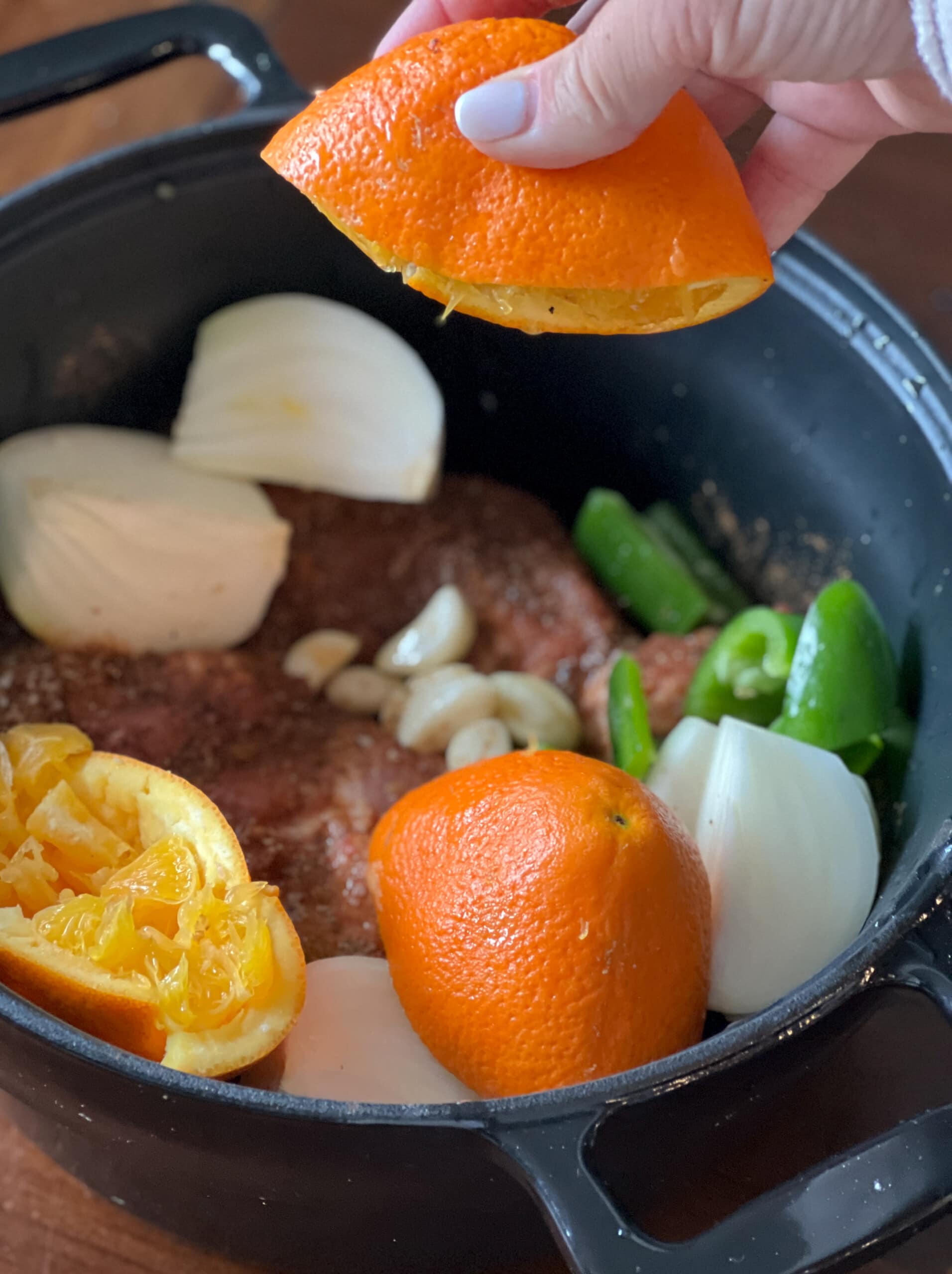 exprimir jugo de naranja en una olla de cocción lenta con lomo de cerdo