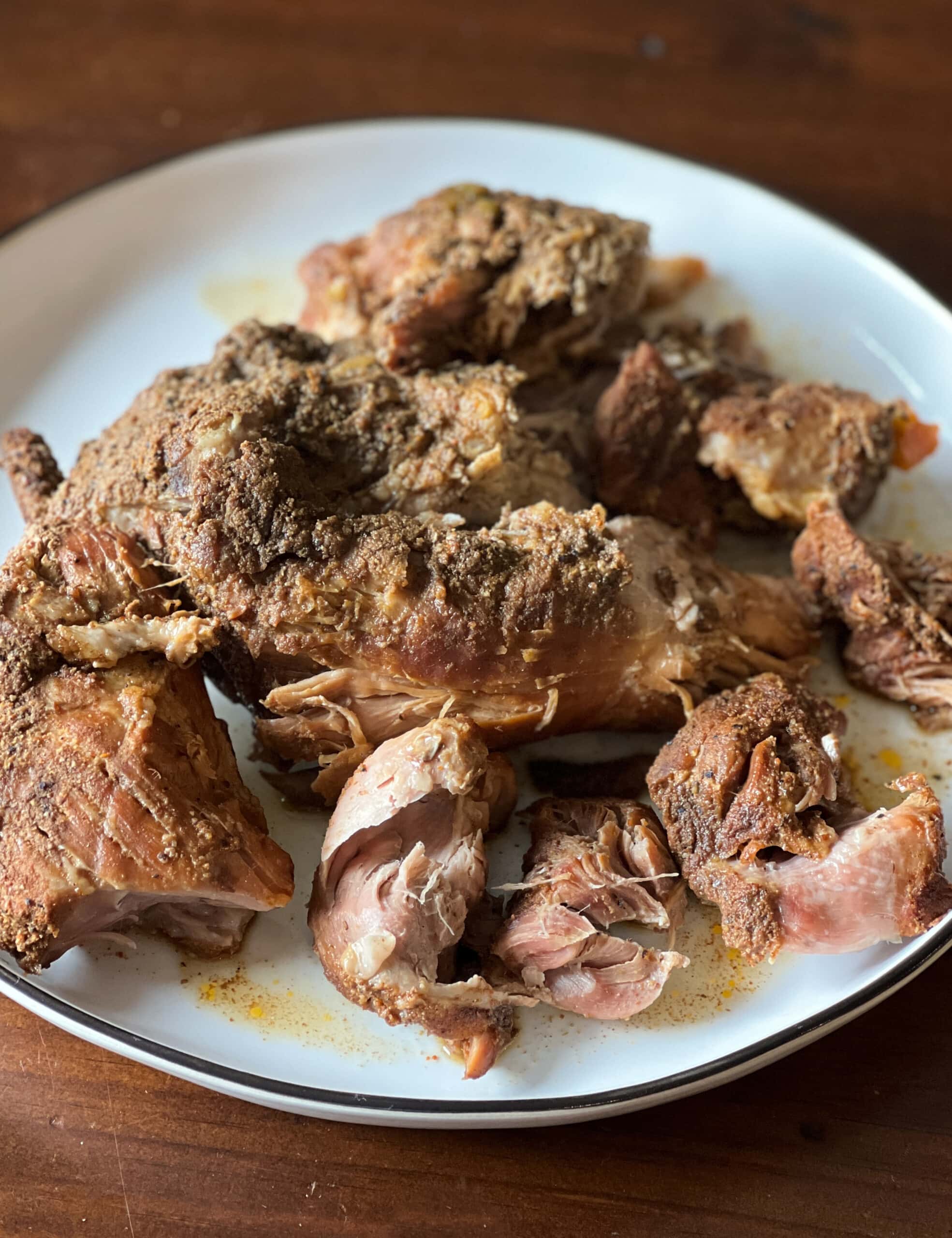cerdo cocido, tenedor tierno listo para triturar en un plato