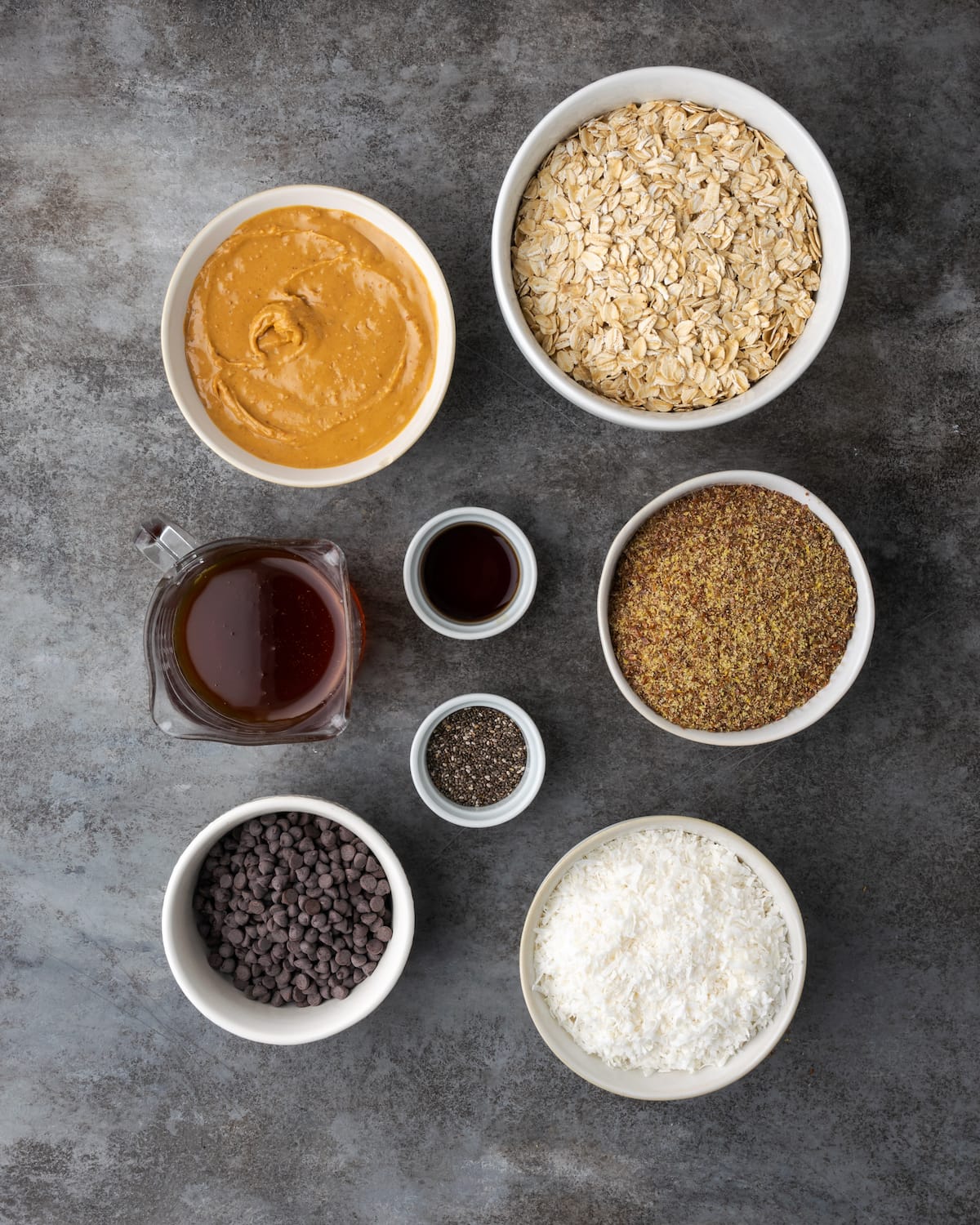 ¡Estas mordidas energéticas sin hornear con mantequilla de maní y chocolate toman solo unos minutos para prepararse! Una receta fácil de bolitas de proteínas para un refrigerio saludable. Los ingredientes para las picaduras de energía sin hornear.