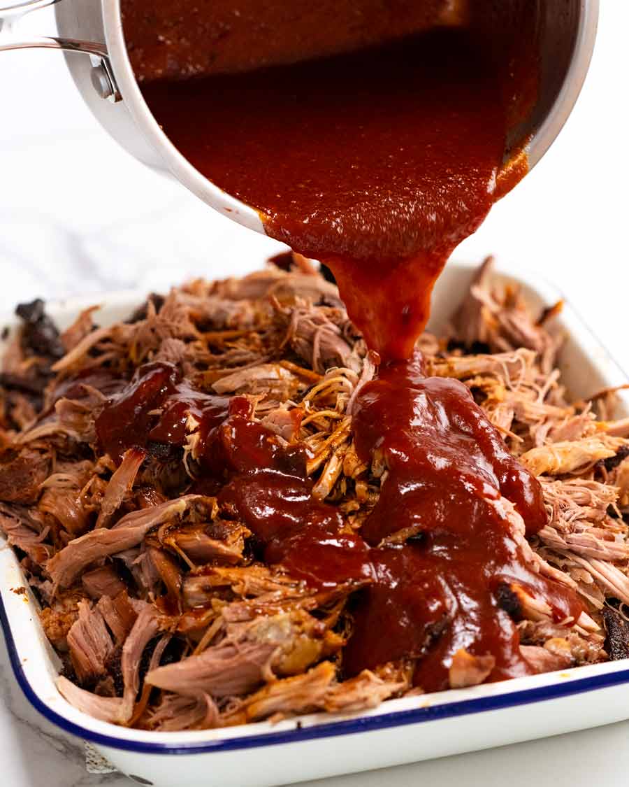 Verter salsa BBQ sobre Mi mejor cerdo desmenuzado