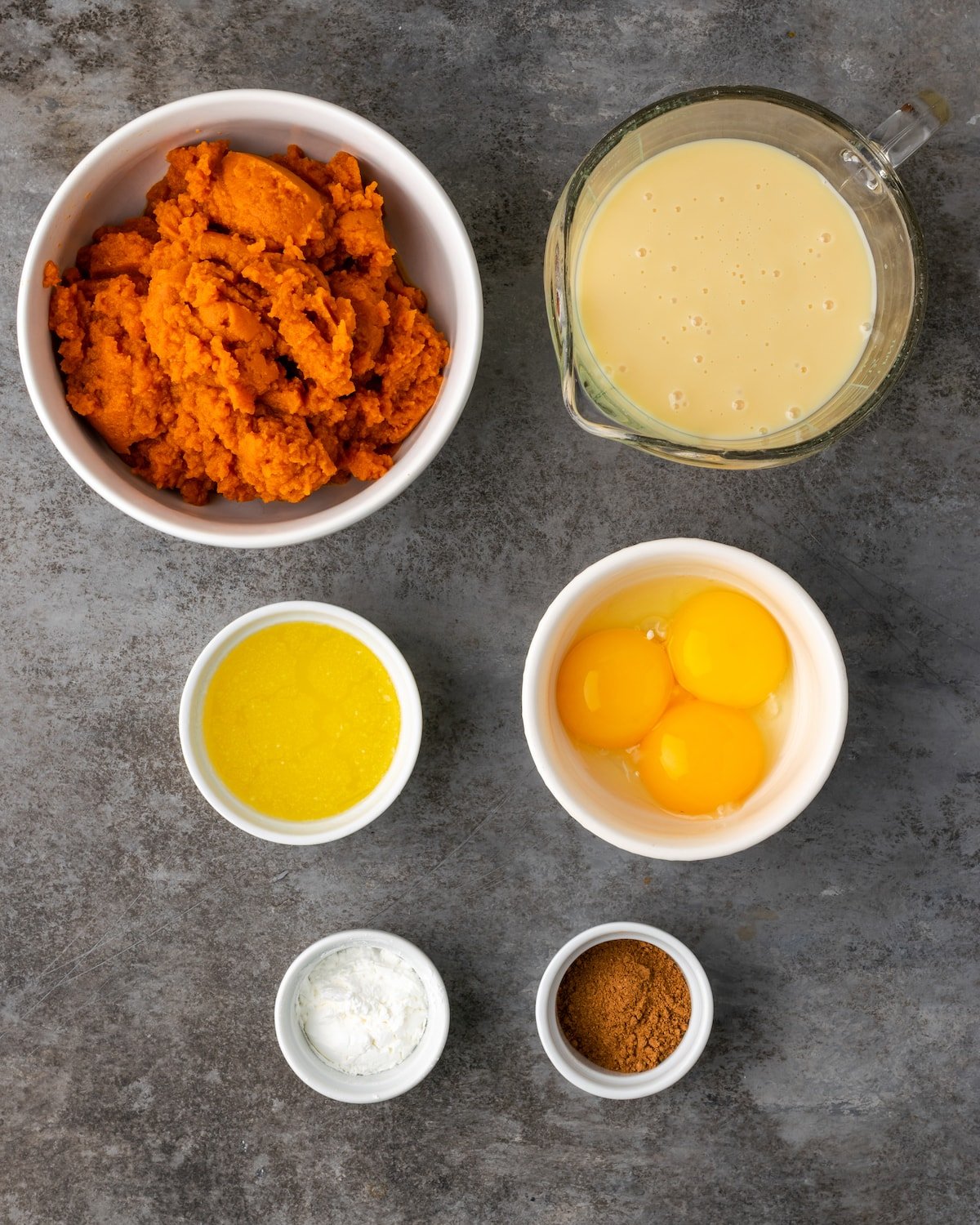 Los ingredientes para el relleno de pastel de calabaza casero.