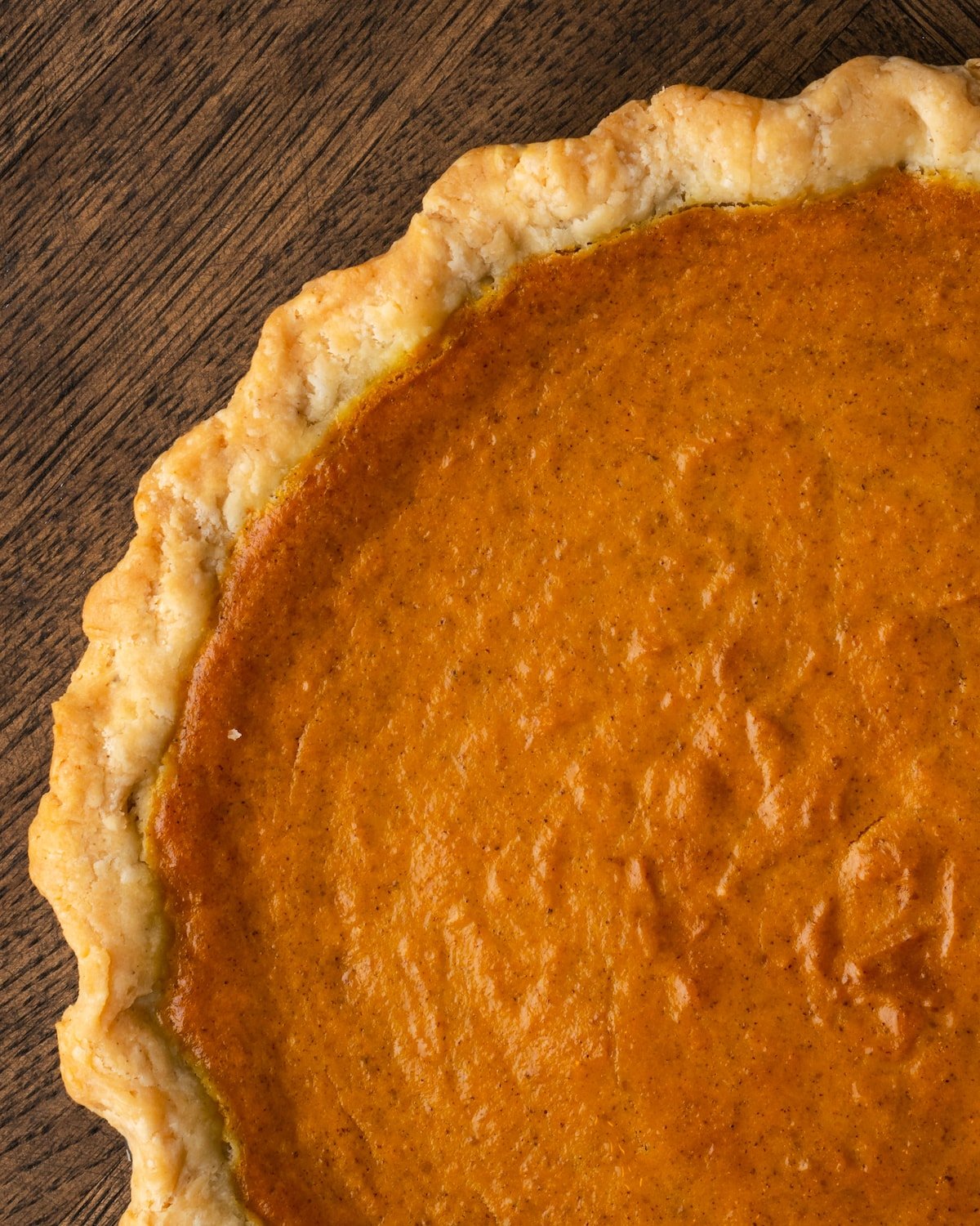 Vista aérea de pastel de calabaza casero recién horneado.