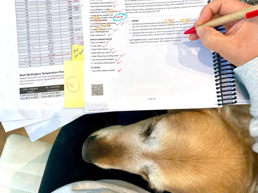 Dozer ayudando con la americanización del libro de cocina RecipeTin Eats "Dinner" de Nagi Maehashi