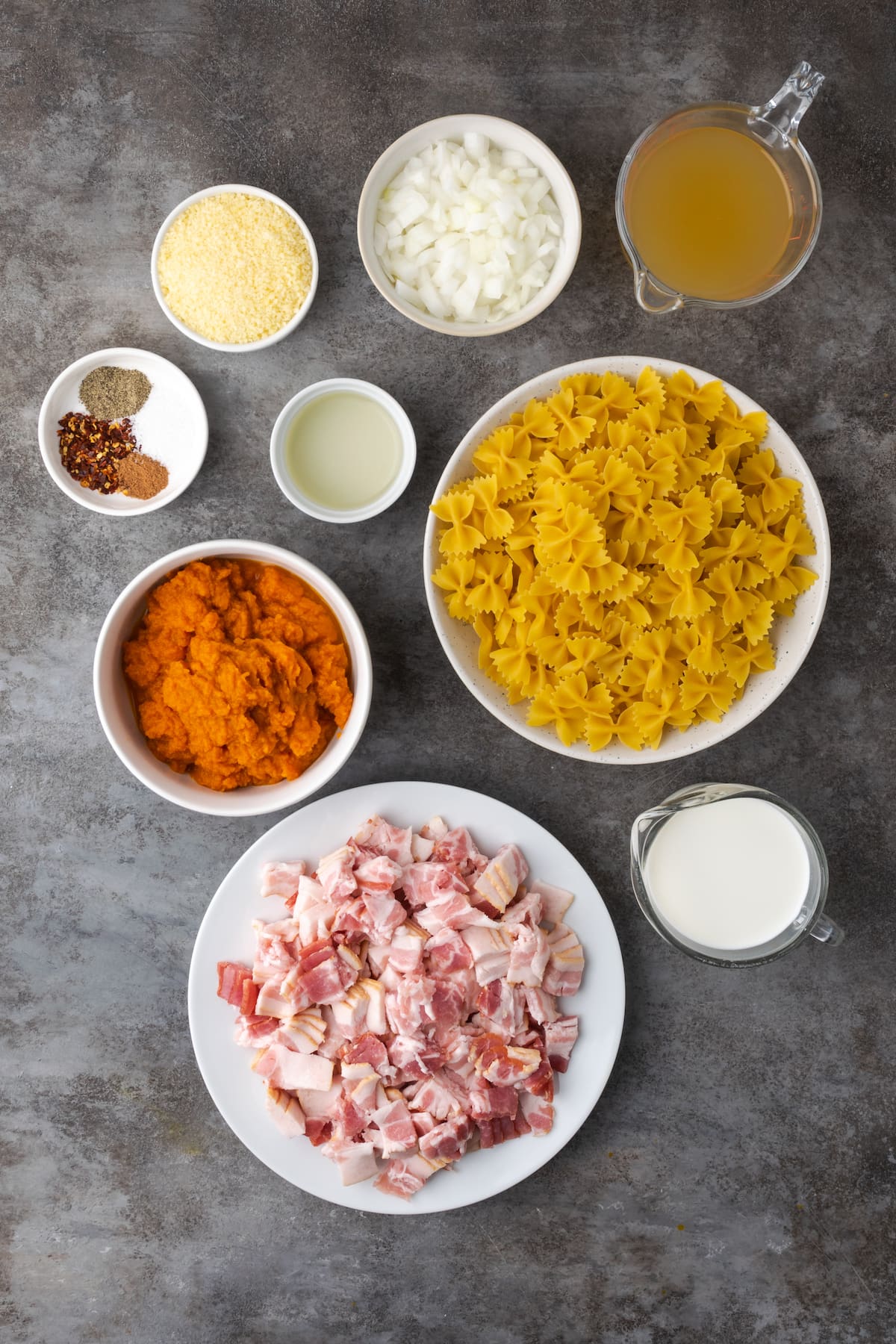 Los ingredientes para la pasta de calabaza con tocino.