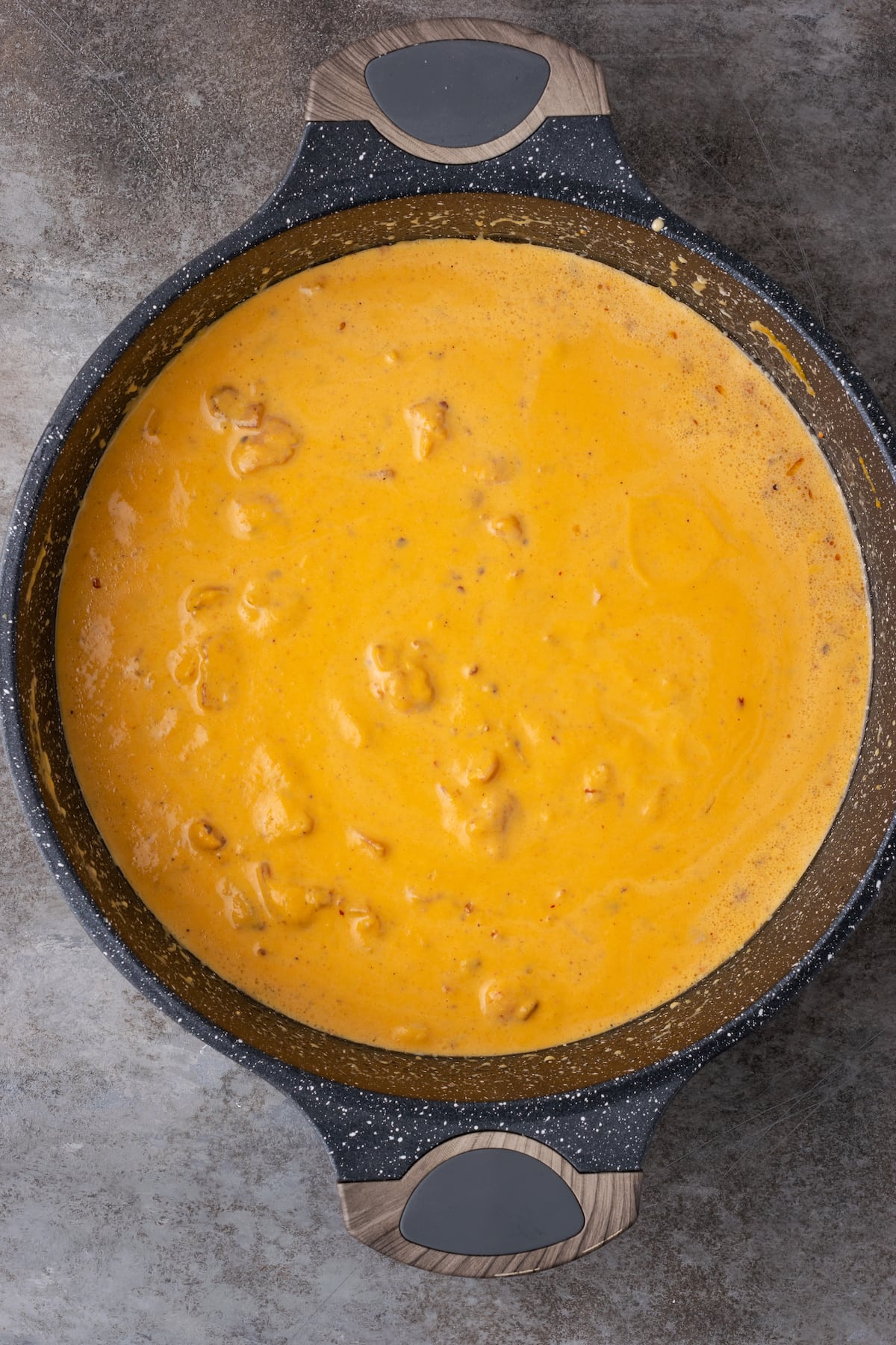 Salsa de crema de calabaza en una sartén de hierro fundido.