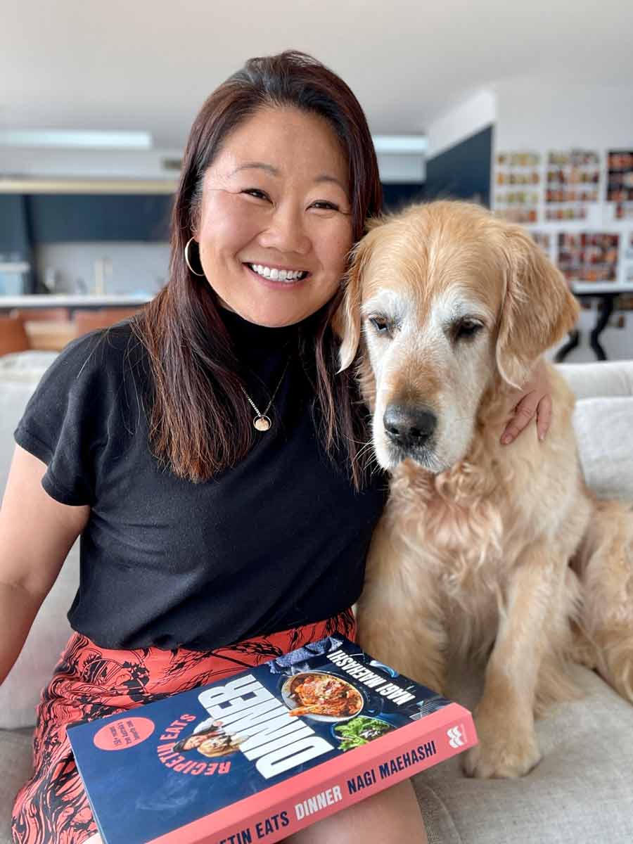 Nagi Dozer sentado en el sofá