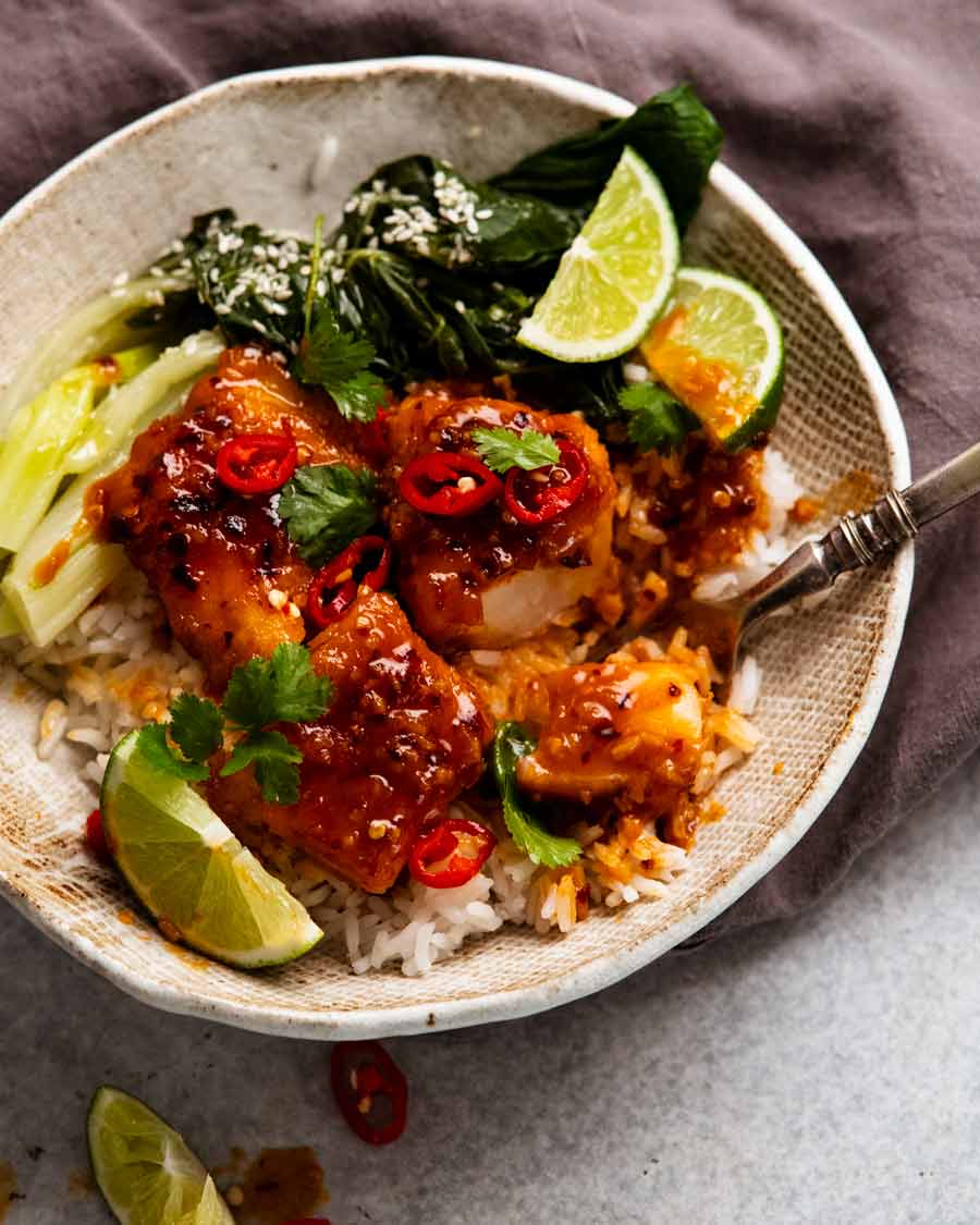Pescado con chile y lima en un bol servido sobre arroz