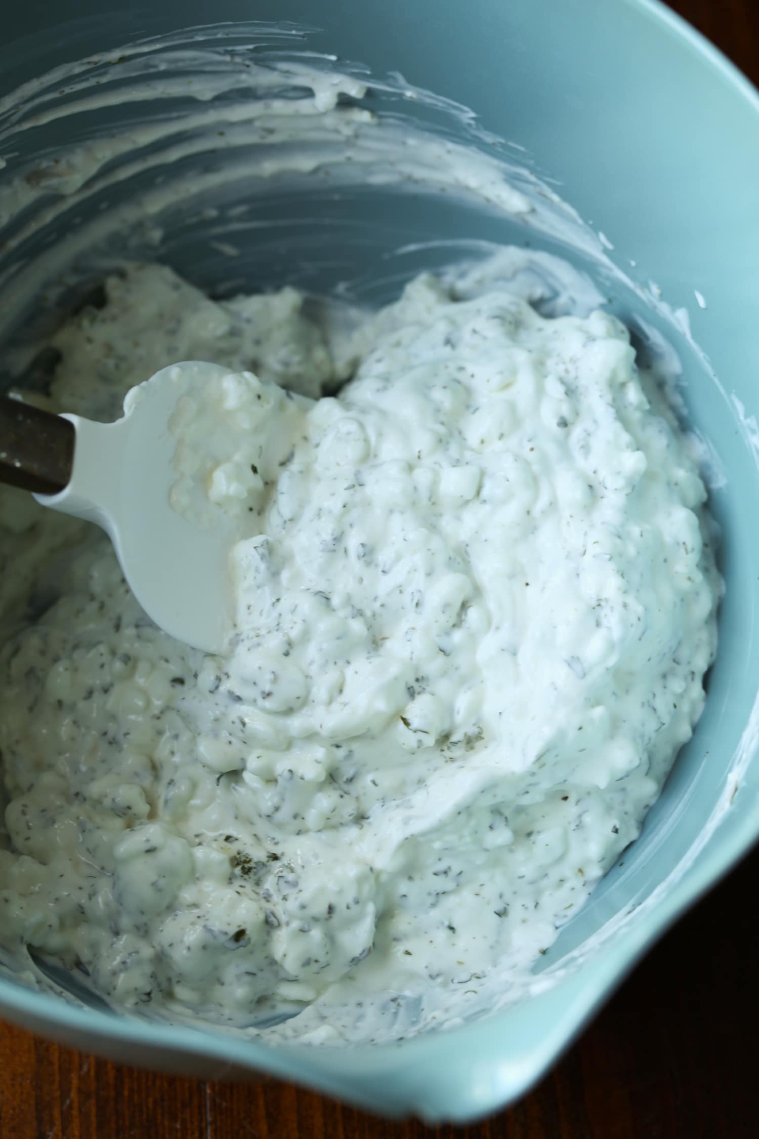 La crema agria se mezcla con requesón y hierbas.