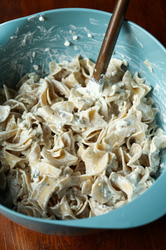 Los fideos de huevo se mezclan con una mezcla de crema agria y requesón.