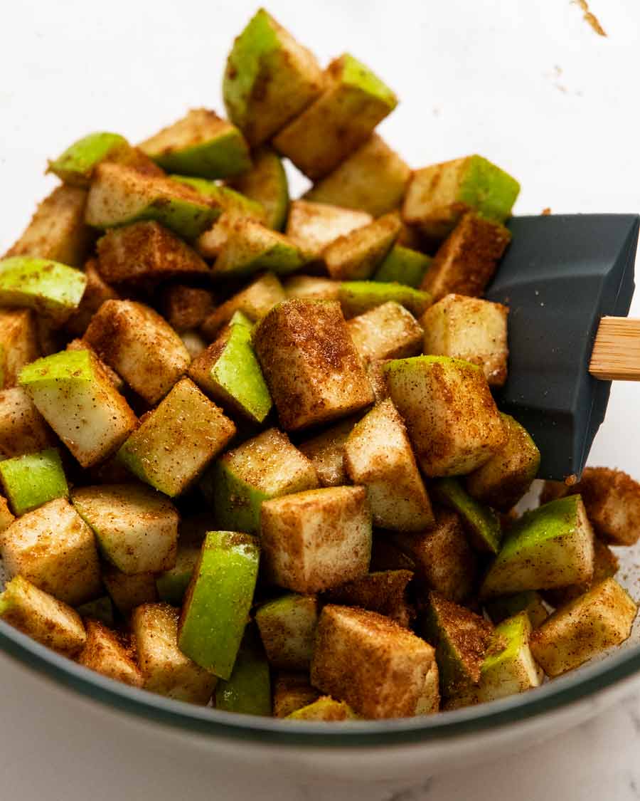 Tirando manzanas en canela para pan de manzana y canela