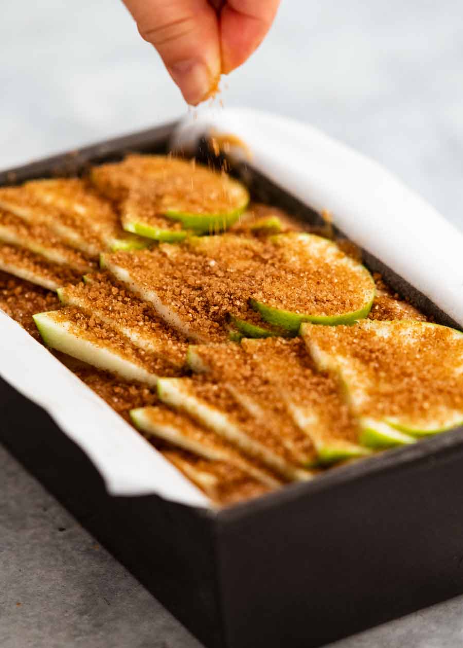 Espolvorear azúcar sobre pan de manzana y canela