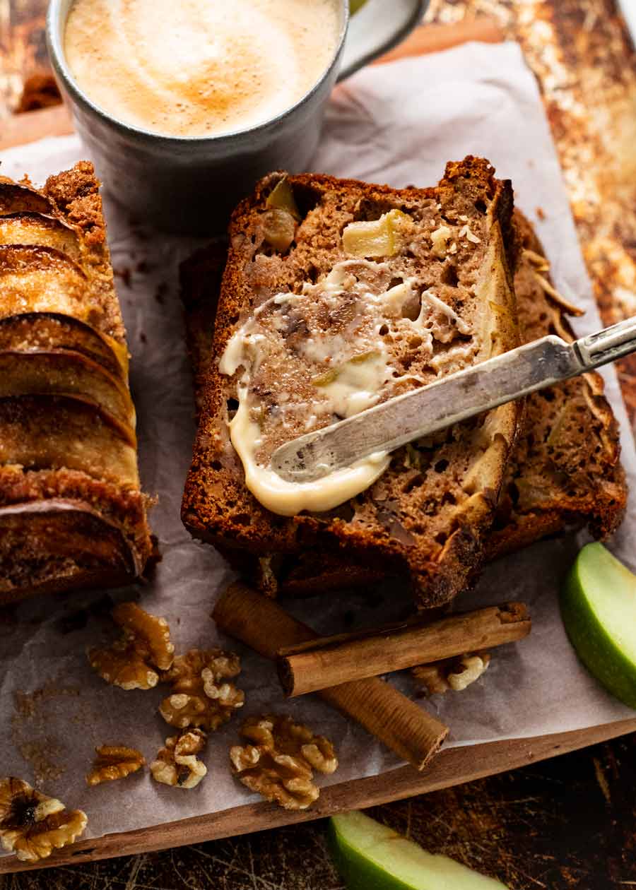 Untar mantequilla sobre una rebanada ligeramente tostada de pan de manzana y canela