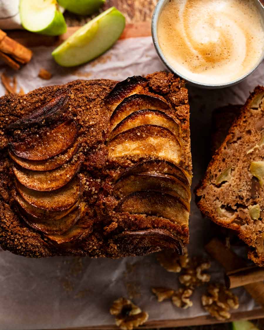 Cerrar fotografía aérea de pan de manzana y canela