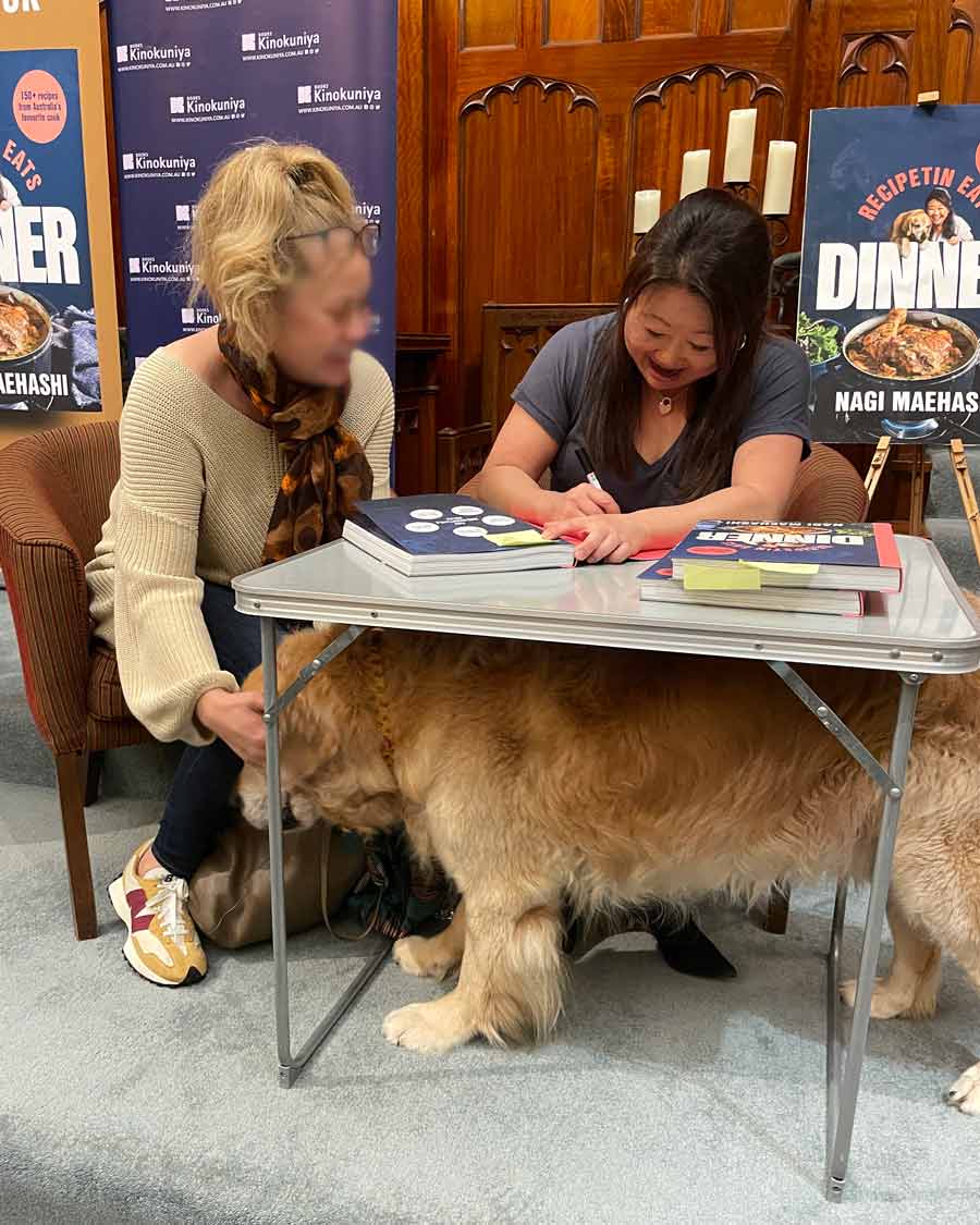 Dozer en el evento de la gira del libro de Kinokuniya