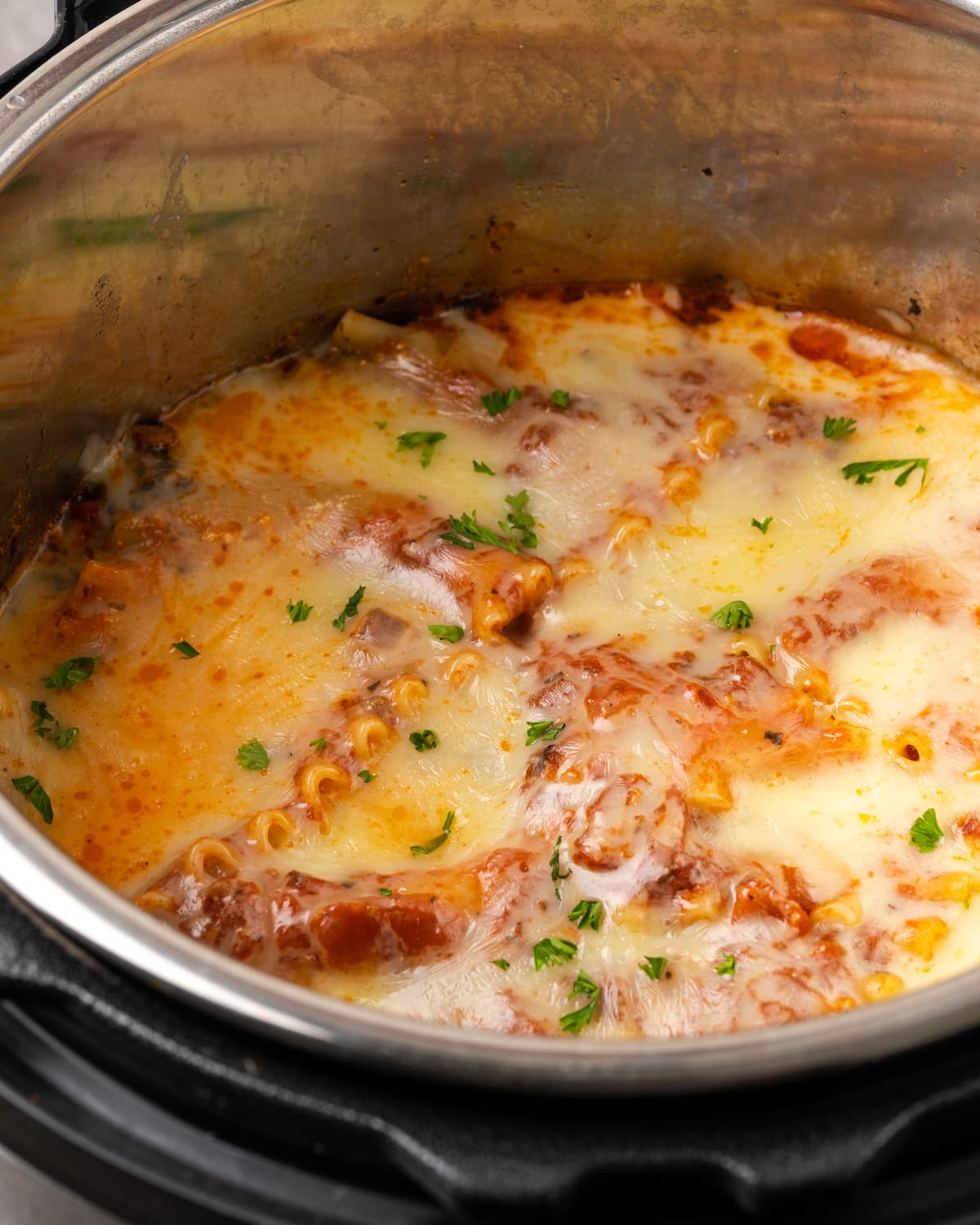 Lasaña Instant Pot dentro de la olla.