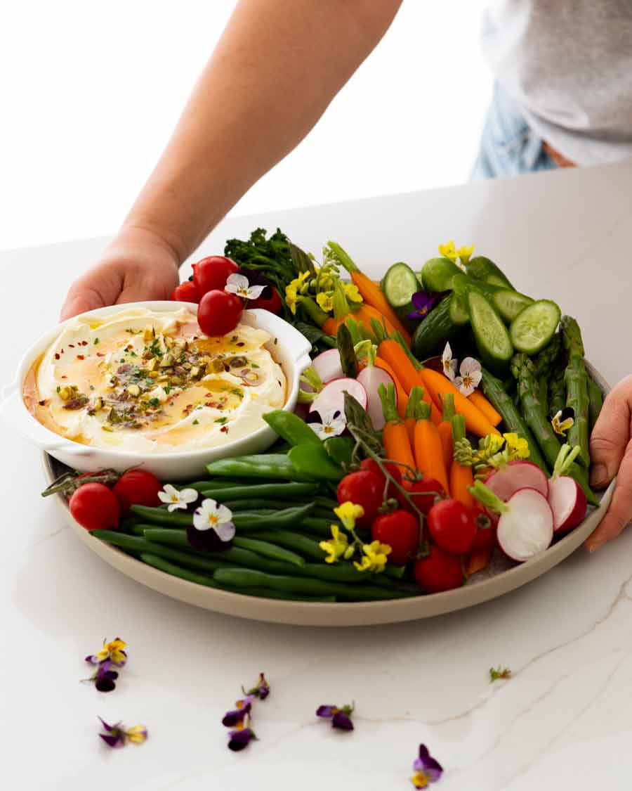 Dip cremoso de feta con crudités - palitos de verduras