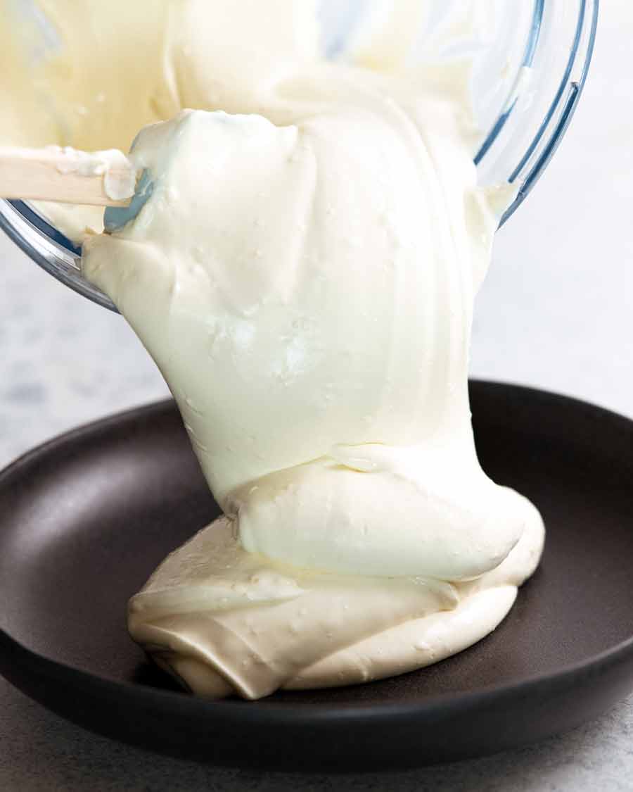 Verter salsa cremosa de queso feta en un plato