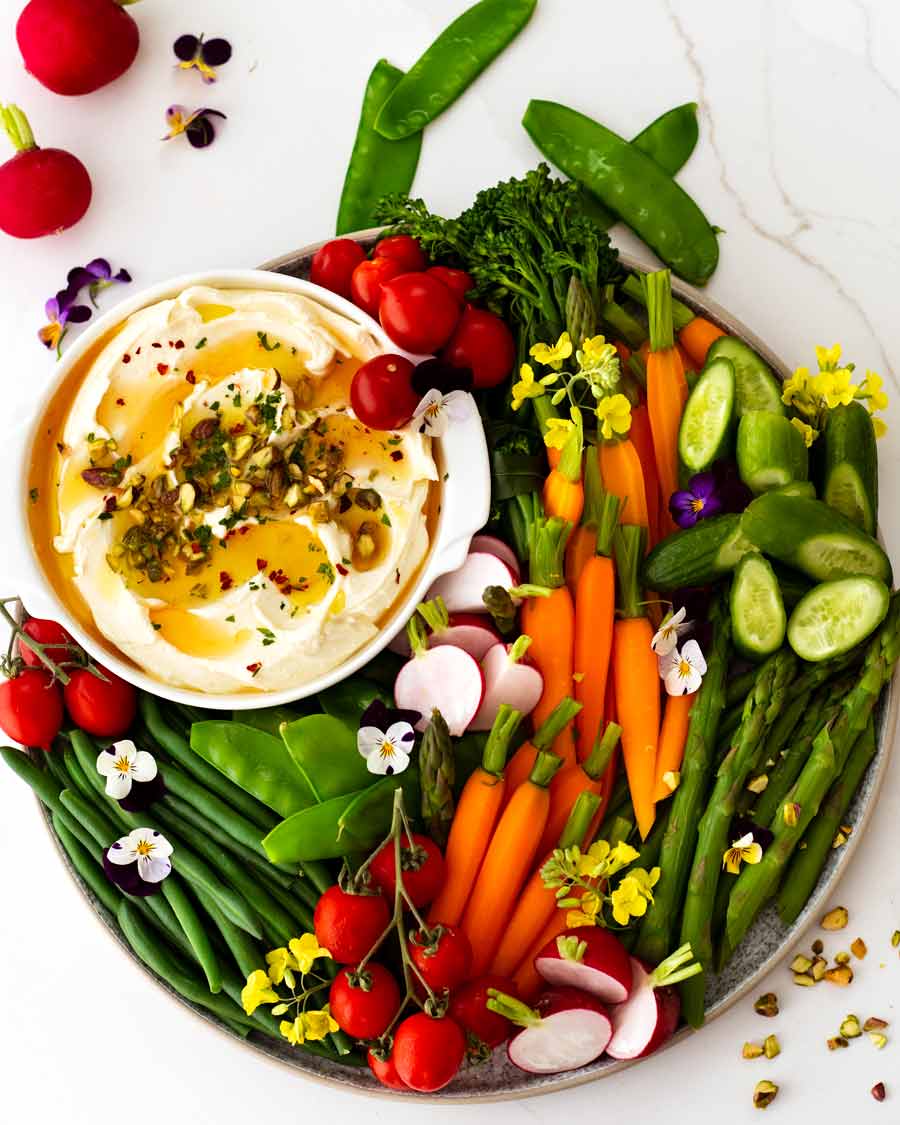 Dip cremoso de feta con verduras crudités