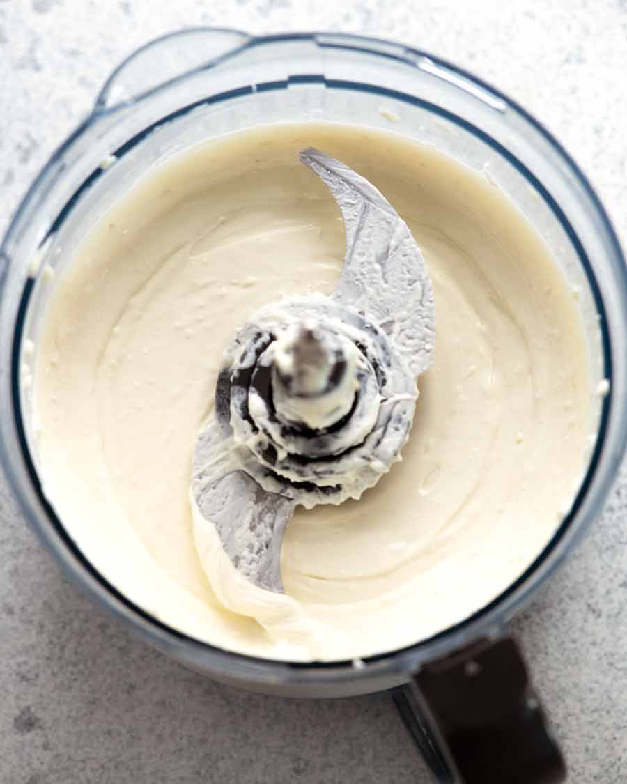 Dip cremoso de queso feta en un procesador de alimentos