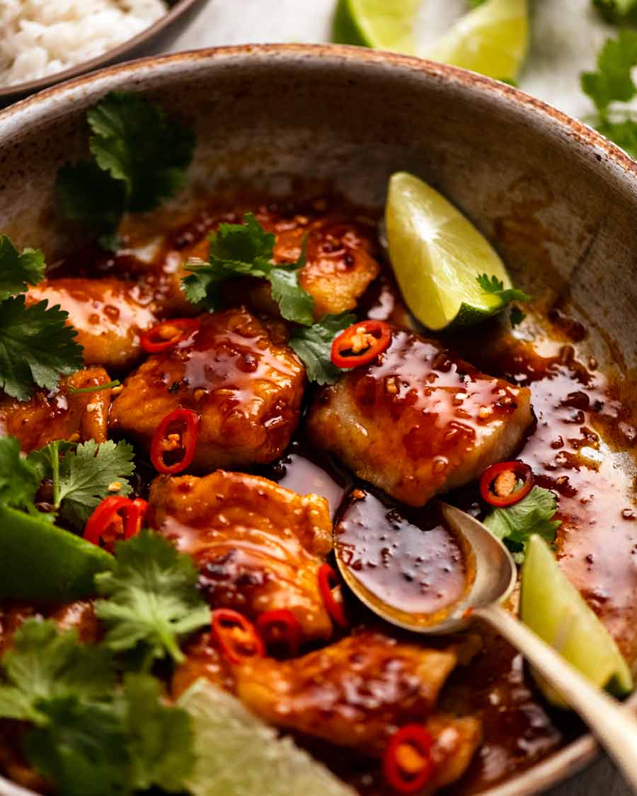 Primer plano de Chilli Lime Fish recién hecho en una sartén