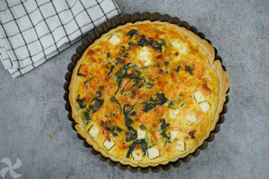 Quiche de salm&oacute;n, espinacas y queso feta