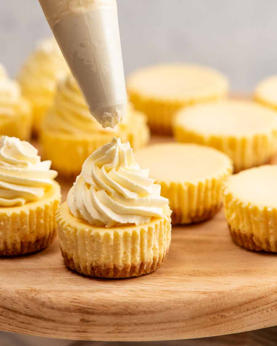 Crema pastelera sobre Mini cheesecakes