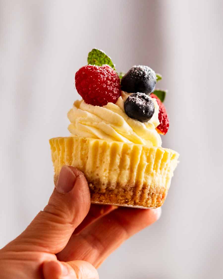 Mano sujetando Mini tartas de queso