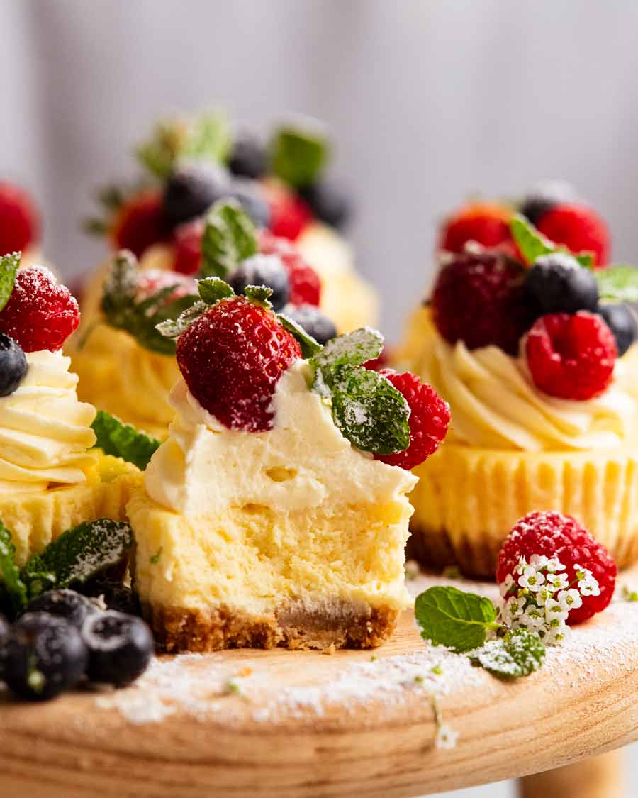 Mostrando el interior cremoso de Mini cheesecakes