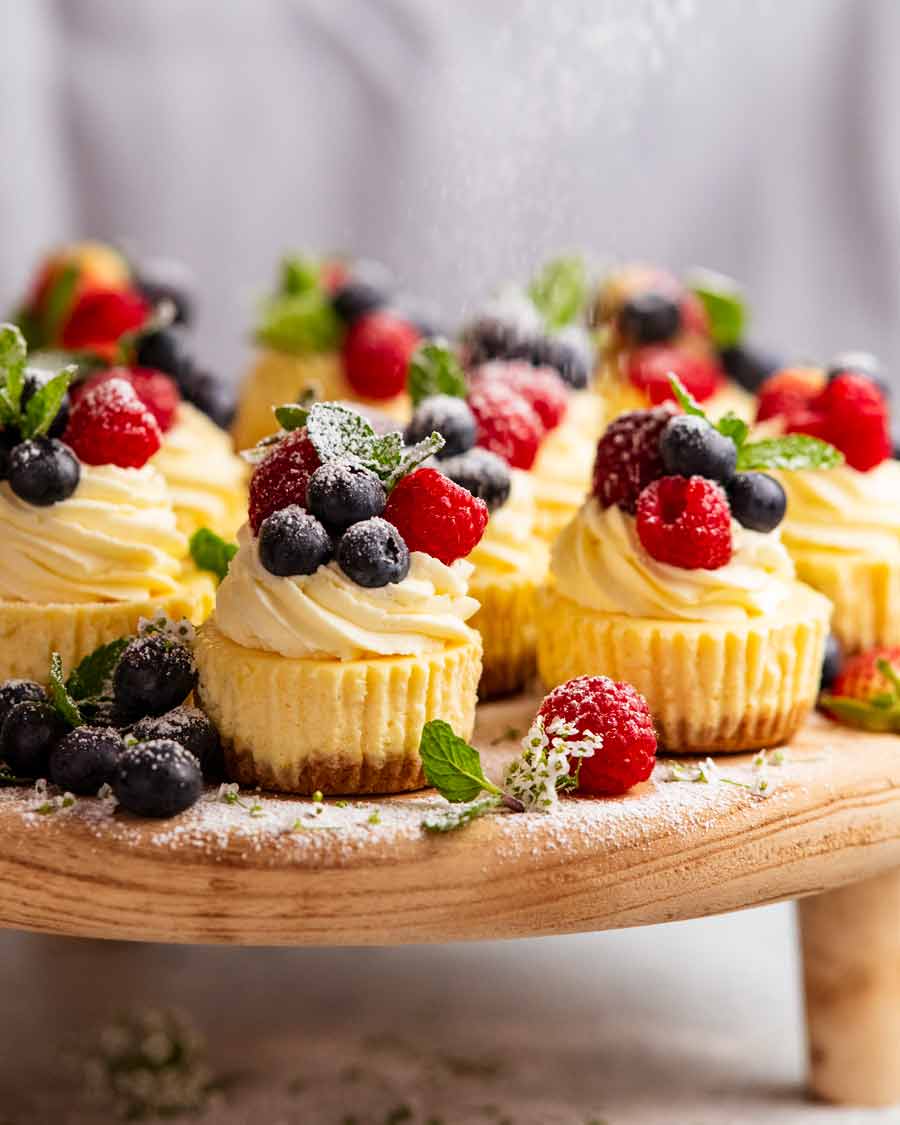 Plato de Mini cheesecakes listos para servir