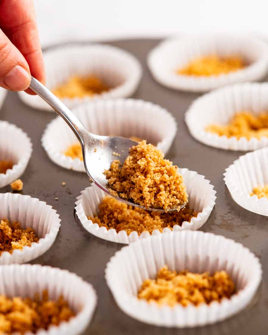 Relleno de moldes para muffins con base de galleta para Mini cheesecakes