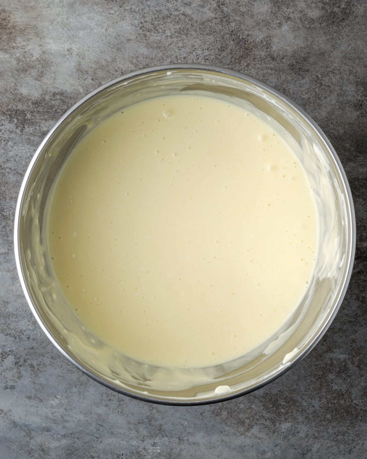 Relleno de tarta de queso en un recipiente de metal.