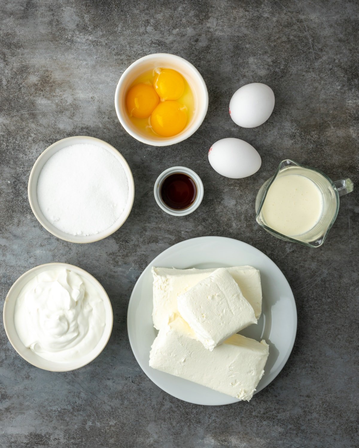 Los ingredientes para el relleno de cheesecake de crema agria.