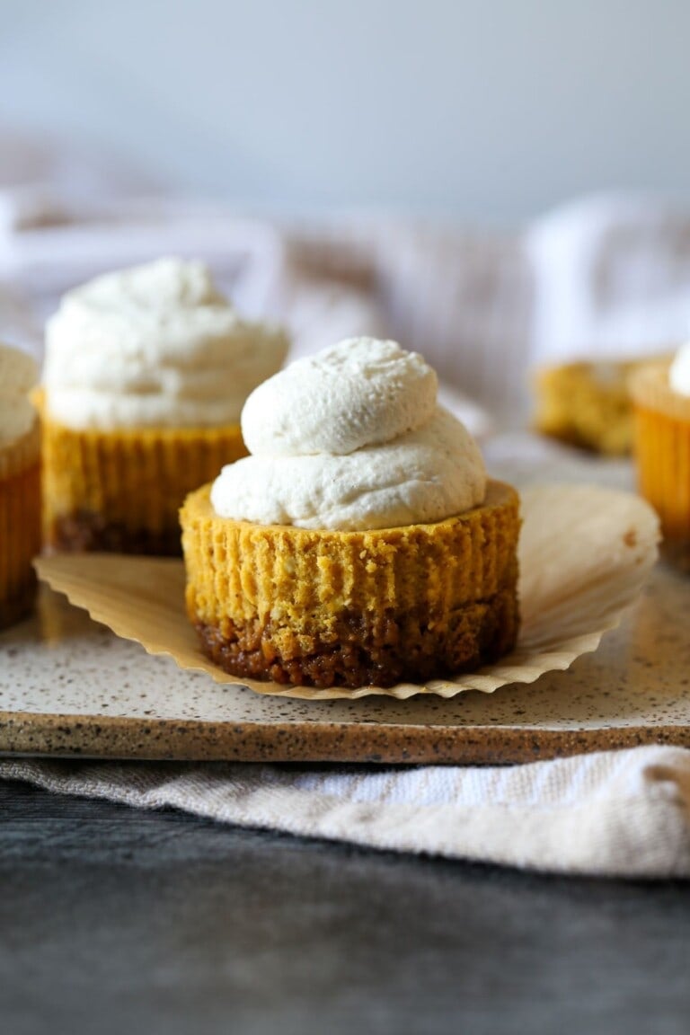Mini Cheesecakes de calabaza en un plato para servir sin envolver