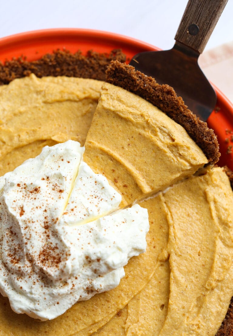 Una rebanada de pastel de mousse de calabaza en una espátula de postre