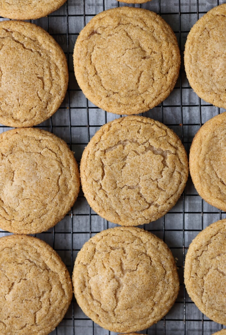 Galletas de sidra de manzana en una rejilla para enfriar
