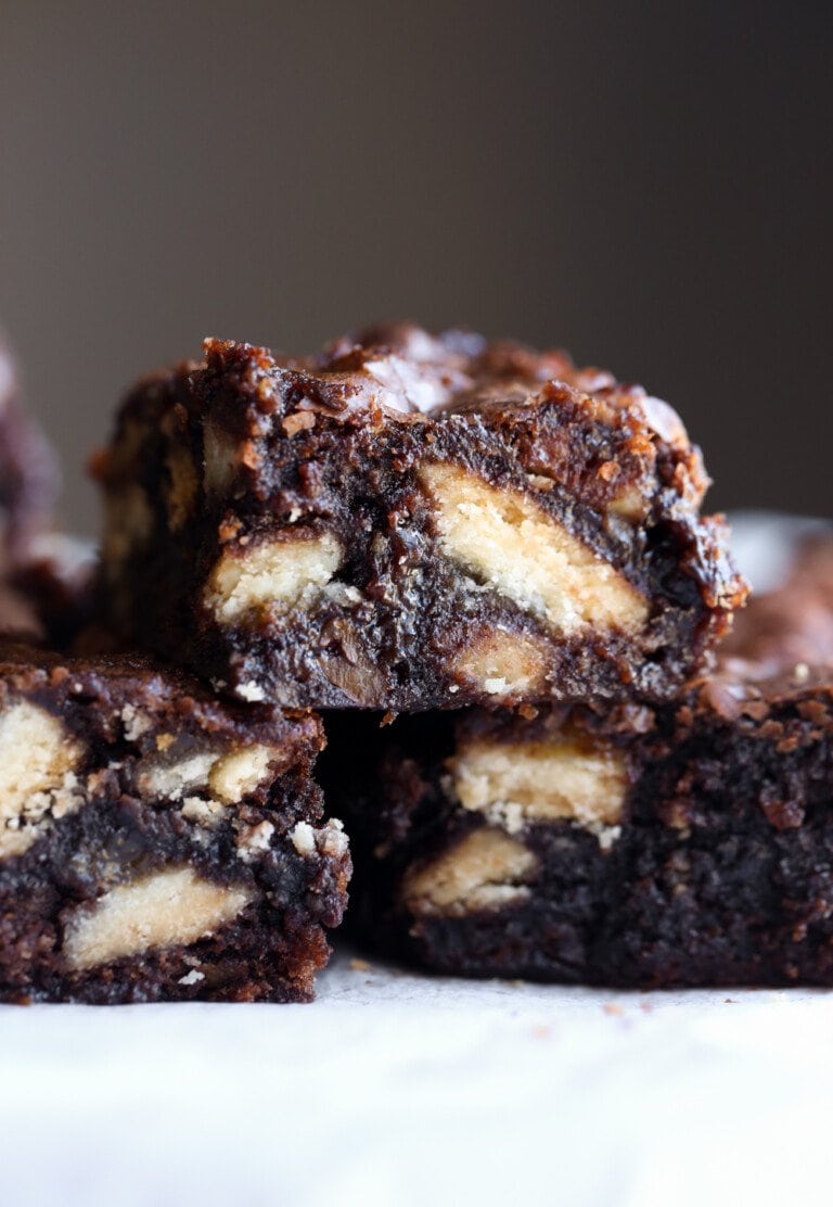 Brownies de pastel de nuez apilados en papel pergamino