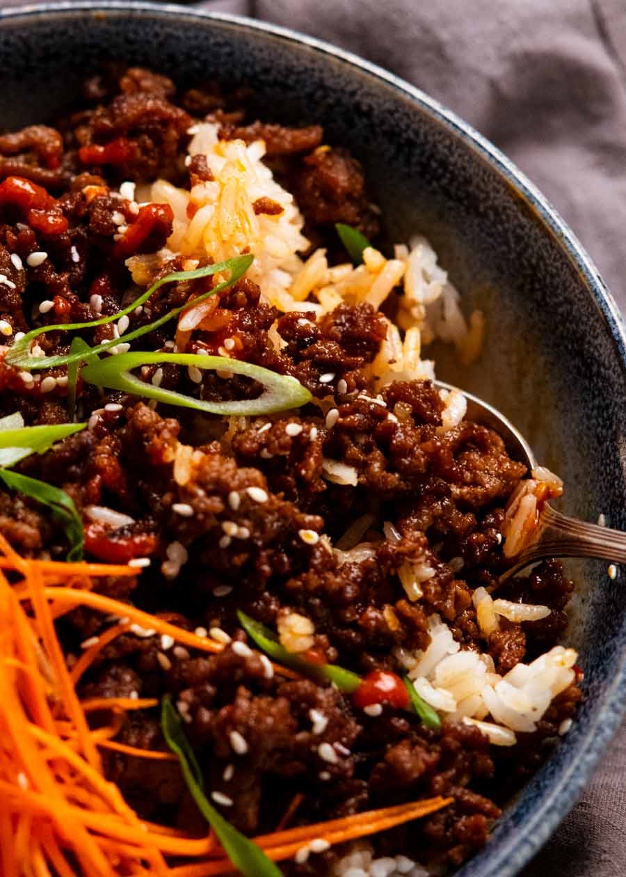 Primer plano de carne de res Firecracker sobre arroz