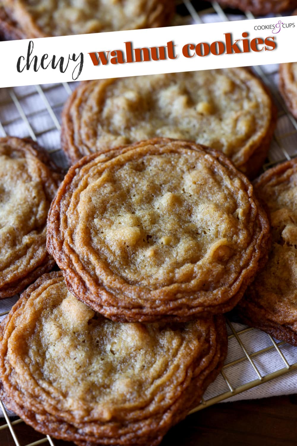 Estas galletas de nuez ultra masticables están hechas con dos tipos de azúcar, un método de golpear la sartén que le da bordes crujientes y mantecosos con centros masticables. Imagen de Pinterest de galletas masticables de nuez