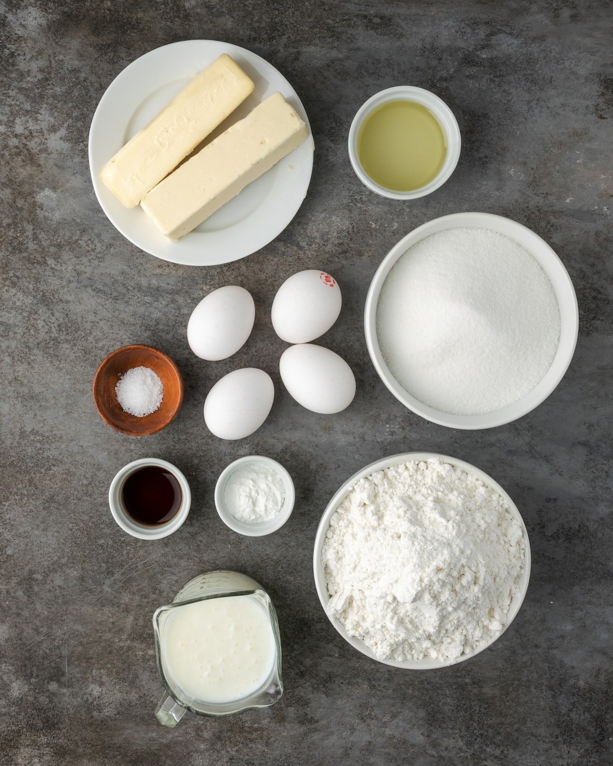 Esta receta de pastel Cannoli transforma un favorito de la panadería en un delicioso pastel de capas de vainilla. ¡Completa con relleno de mascarpone casero! Los ingredientes para las capas de pastel de cannoli.