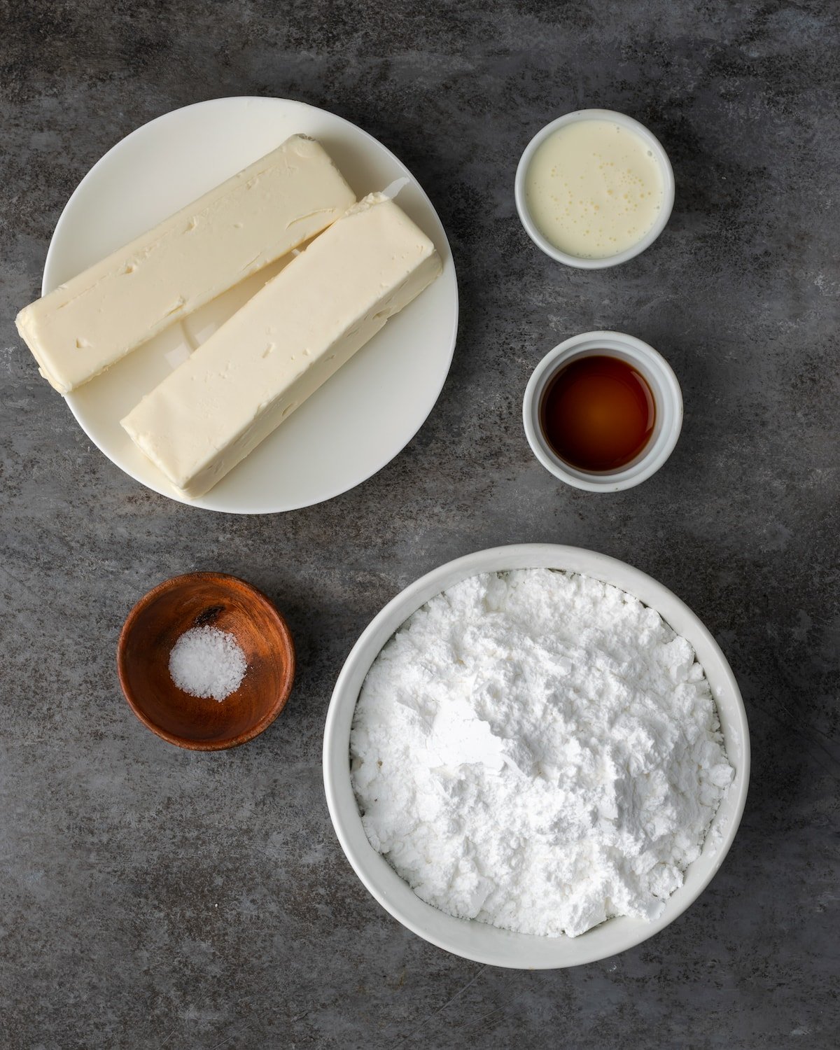 Esta receta de pastel Cannoli transforma un favorito de la panadería en un delicioso pastel de capas de vainilla. ¡Completa con relleno de mascarpone casero! Los ingredientes para el glaseado de pastel de cannoli.